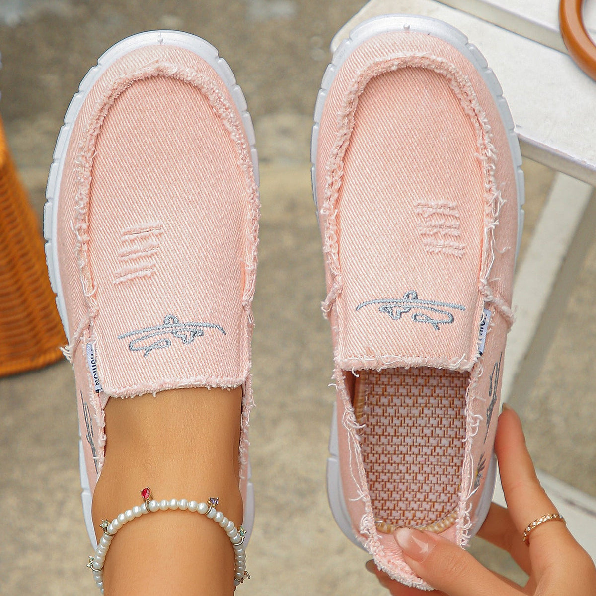 Mocasines de lona desgastada con bordado, sin cordones