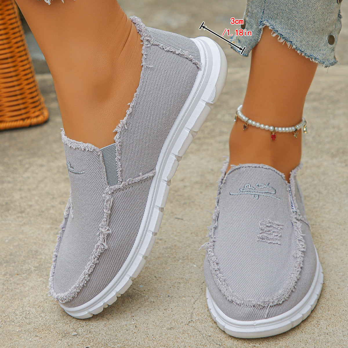 Mocasines de lona desgastada con bordado, sin cordones