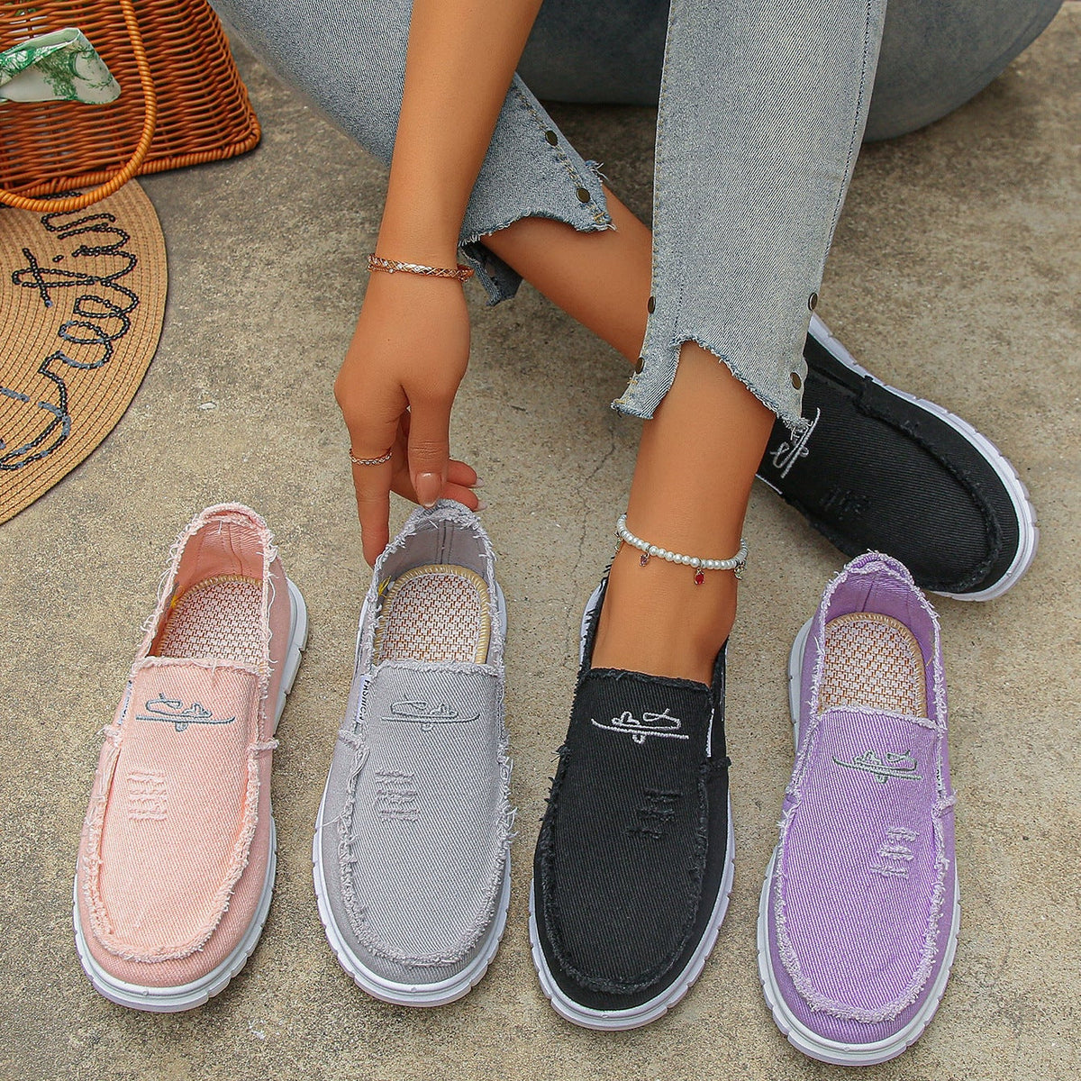 Mocasines de lona desgastada con bordado, sin cordones