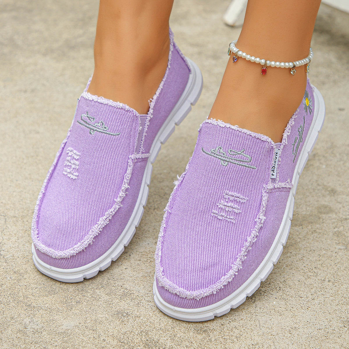 Mocasines de lona desgastada con bordado, sin cordones