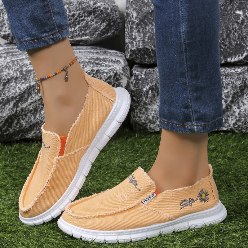 Mocasines de lona desgastada con bordado, sin cordones