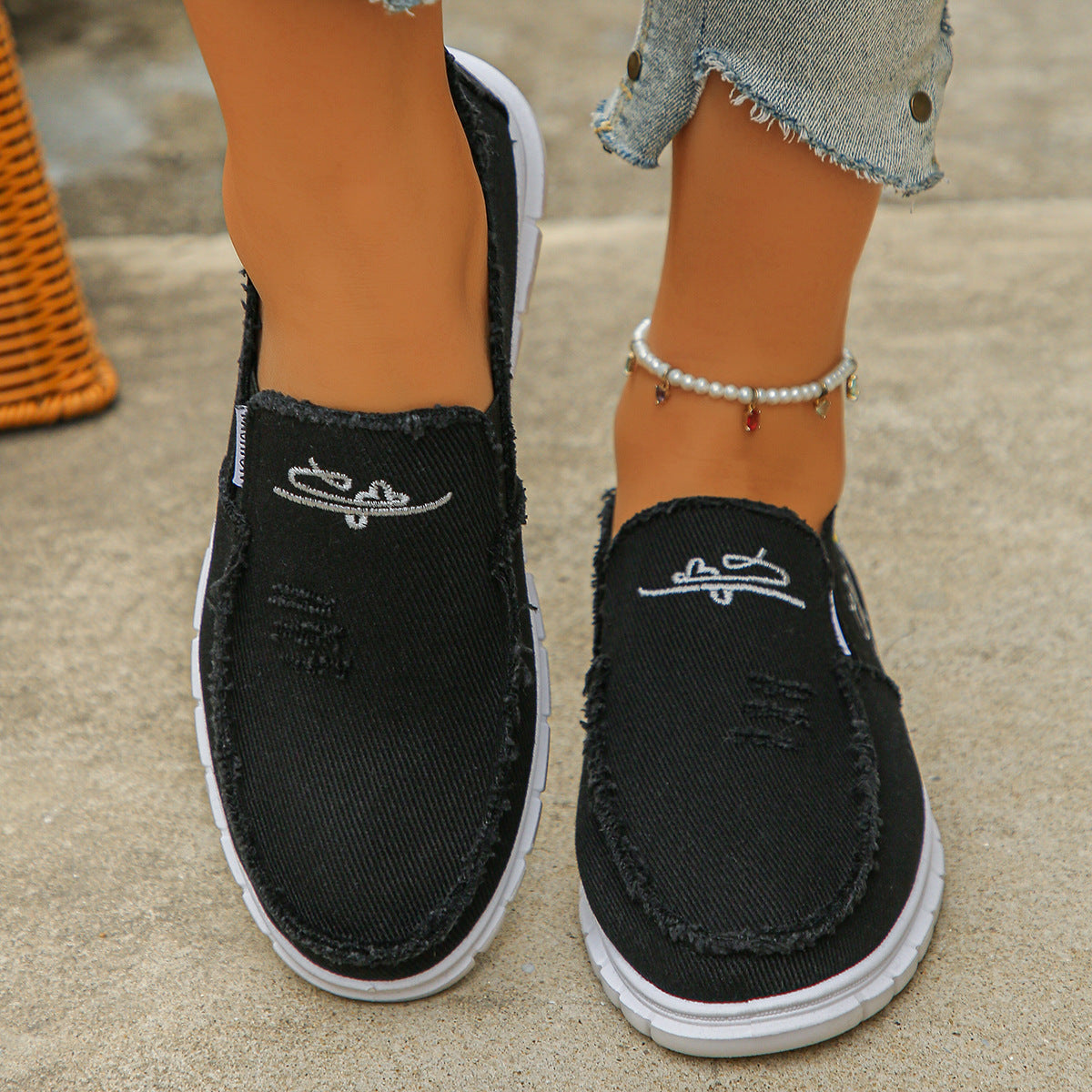 Mocasines de lona desgastada con bordado, sin cordones