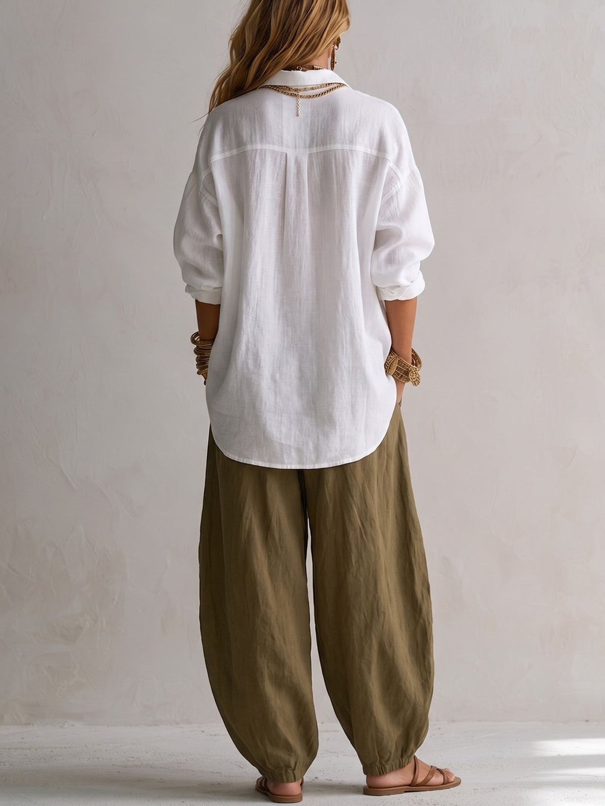 Conjunto de camisa blanca holgada y pantalón verde ancho tipo farol