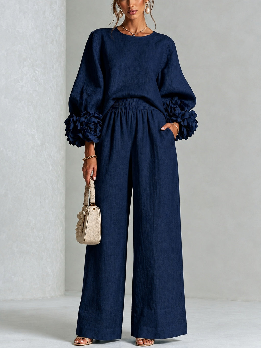Conjunto de top azul marino con puños de flores y pantalón ancho