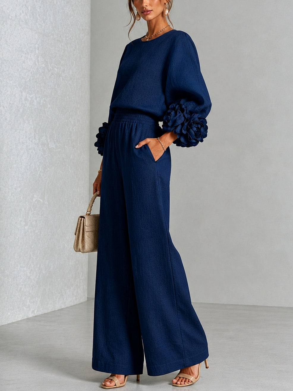 Conjunto de top azul marino con puños de flores y pantalón ancho