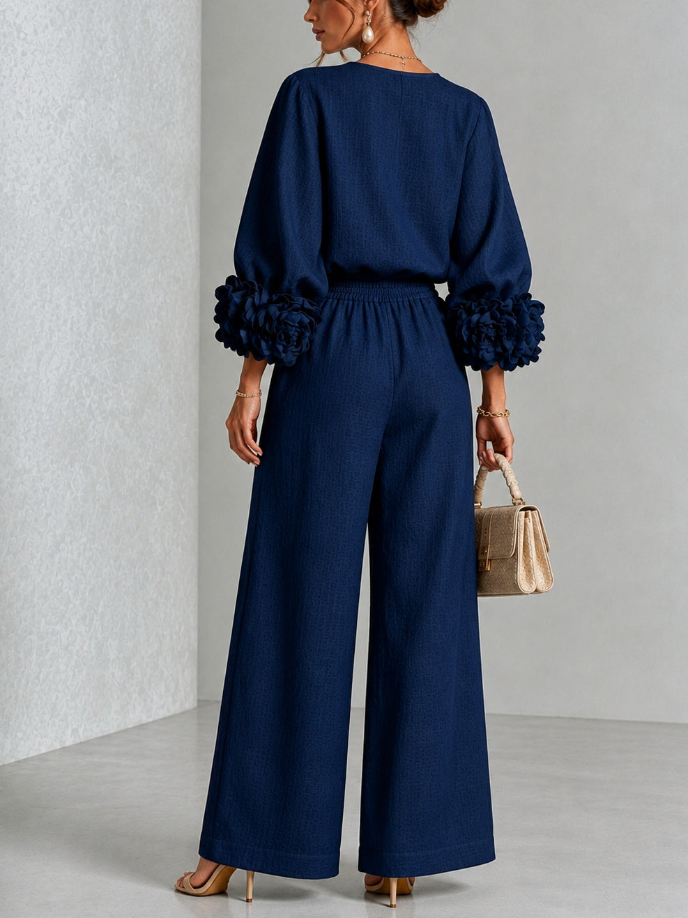 Conjunto de top azul marino con puños de flores y pantalón ancho