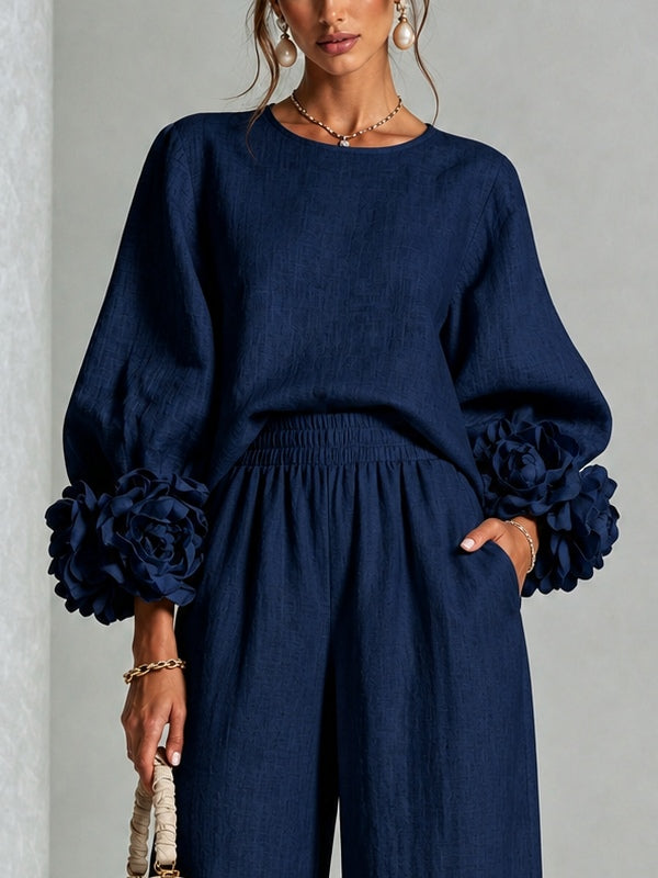Conjunto de top azul marino con puños de flores y pantalón ancho