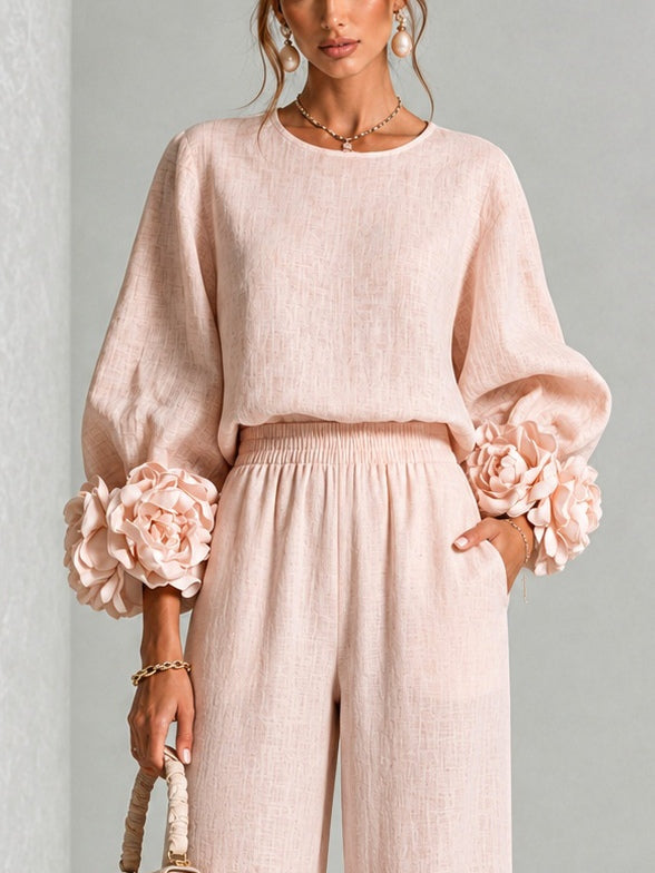 Conjunto de top rosa con puños de flores y pantalón ancho