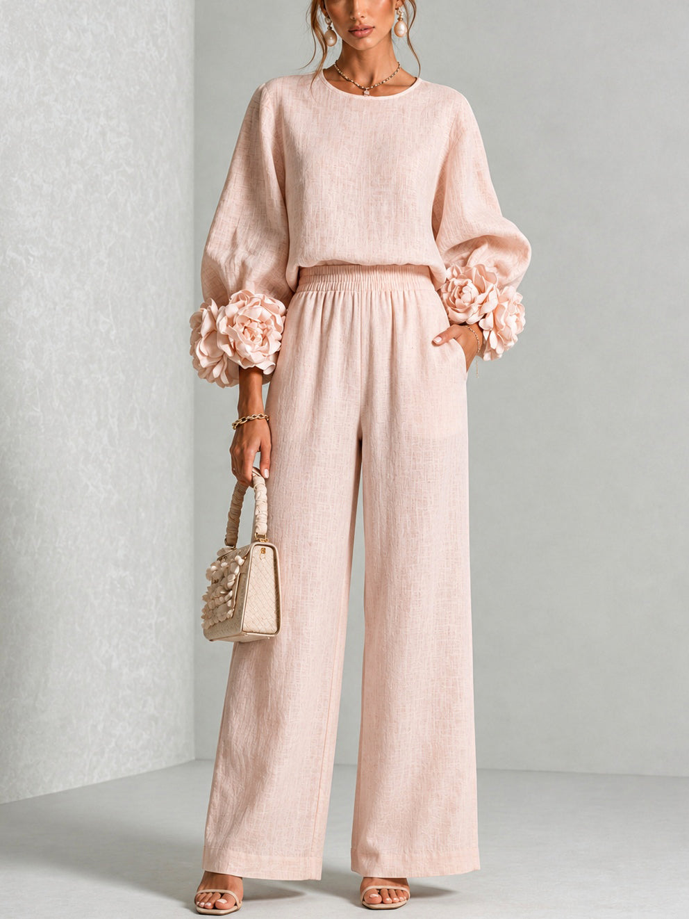 Conjunto de top rosa con puños de flores y pantalón ancho