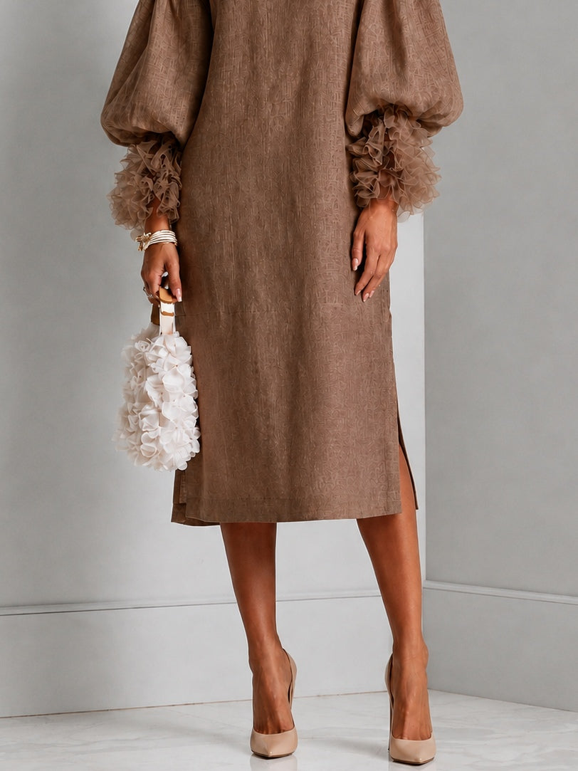 Vestido midi marrón con cintura ajustable con cordón, mangas farol y puños plisados con volantes
