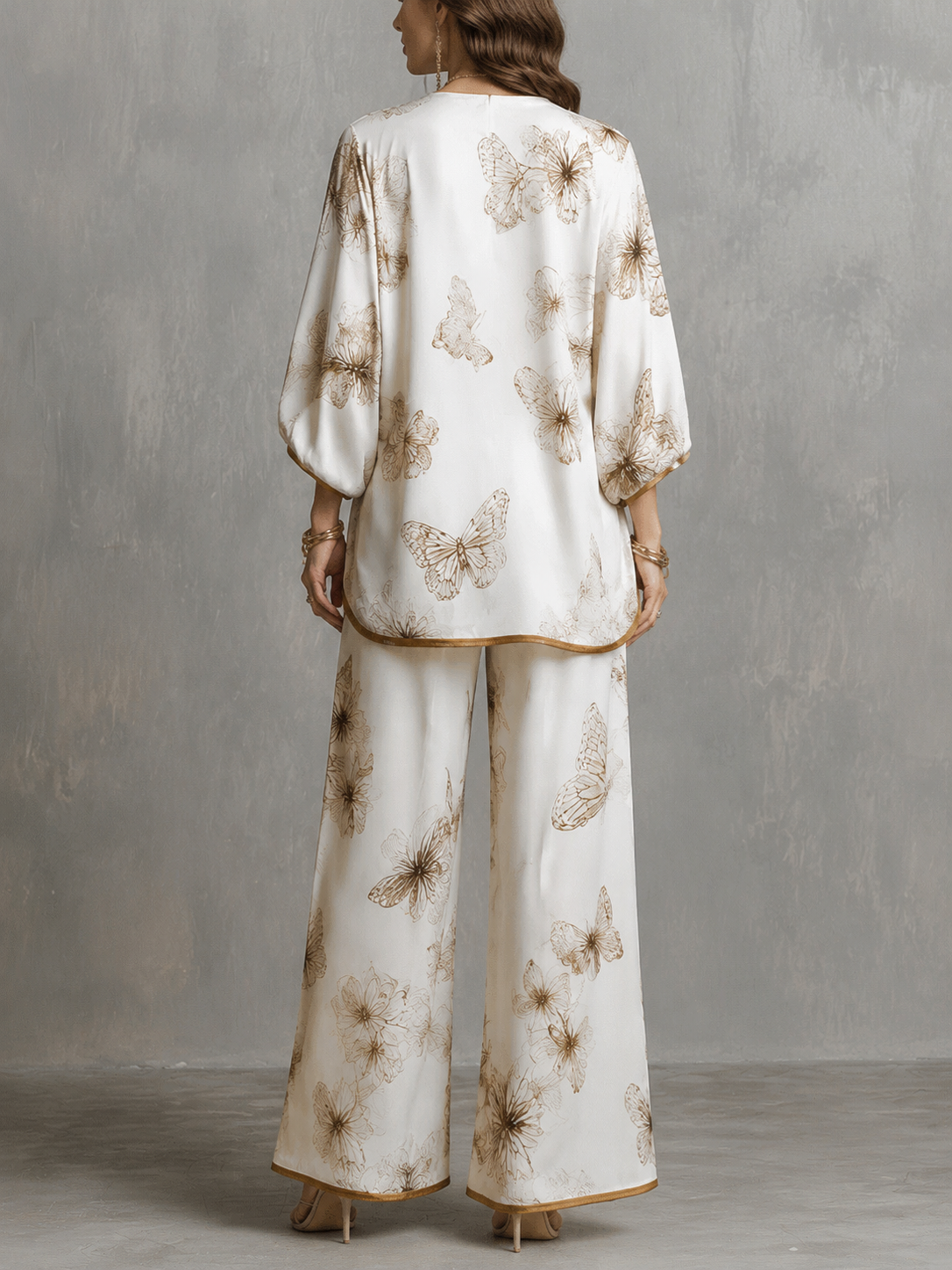 Conjunto de top de raso marfil con estampado de mariposas y pantalón ancho