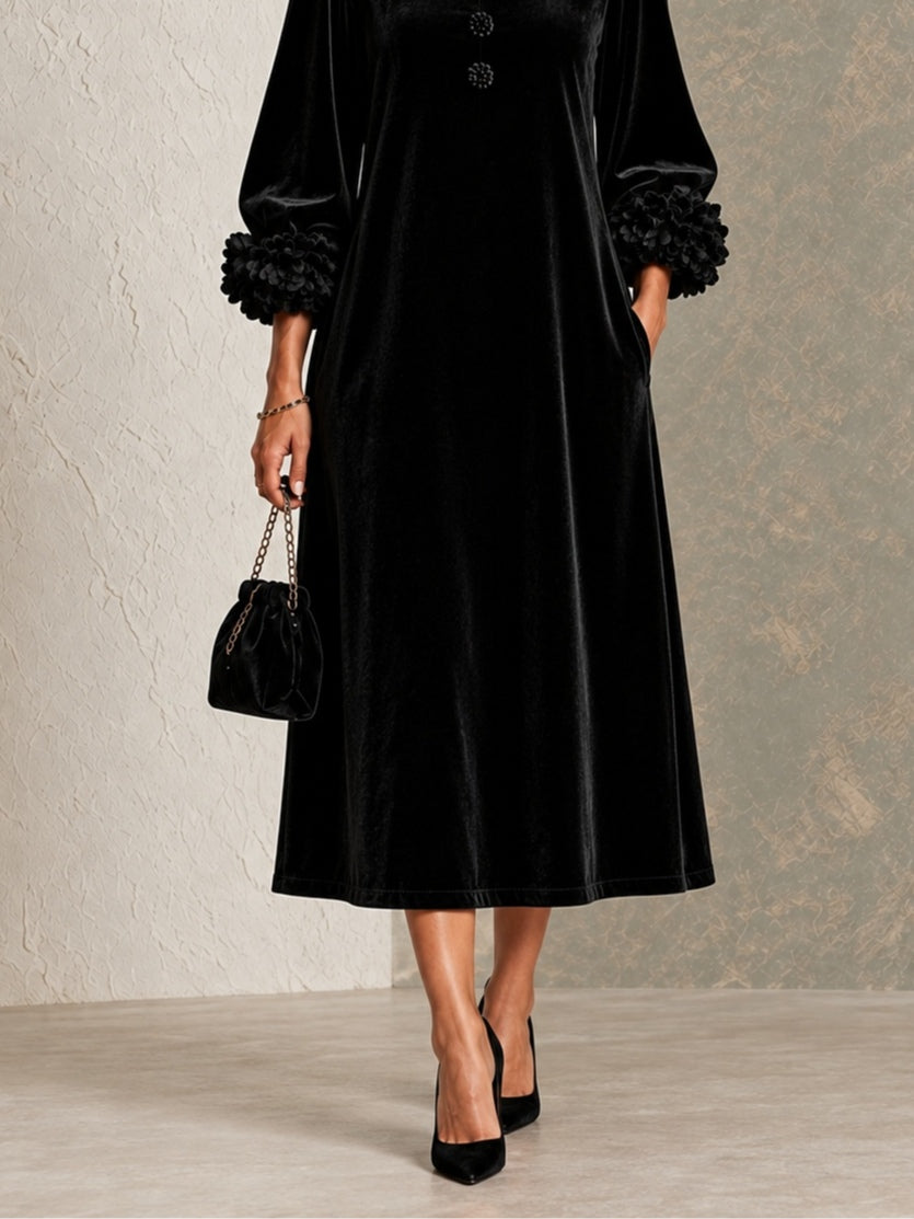 Vestido midi negro de terciopelo con escote cuadrado, botones florales y puños de flores