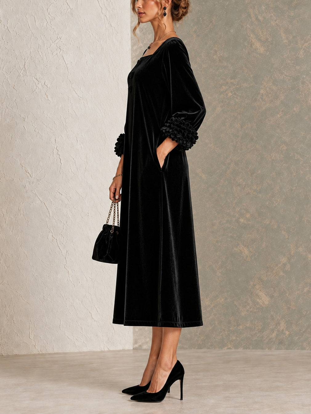 Vestido midi negro de terciopelo con escote cuadrado, botones florales y puños de flores