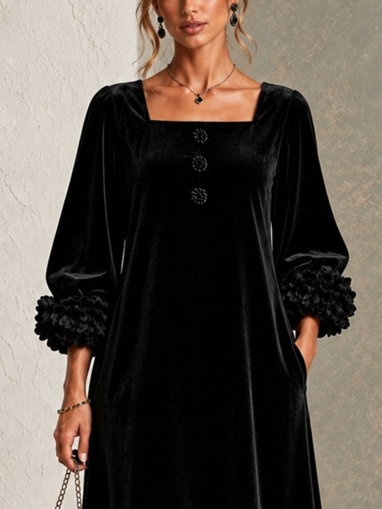 Vestido midi negro de terciopelo con escote cuadrado, botones florales y puños de flores
