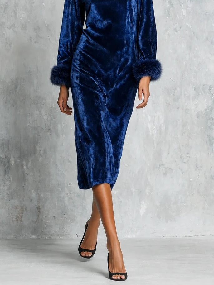 Vestido midi azul marino de terciopelo con cuello barco y puños de pelo sintético