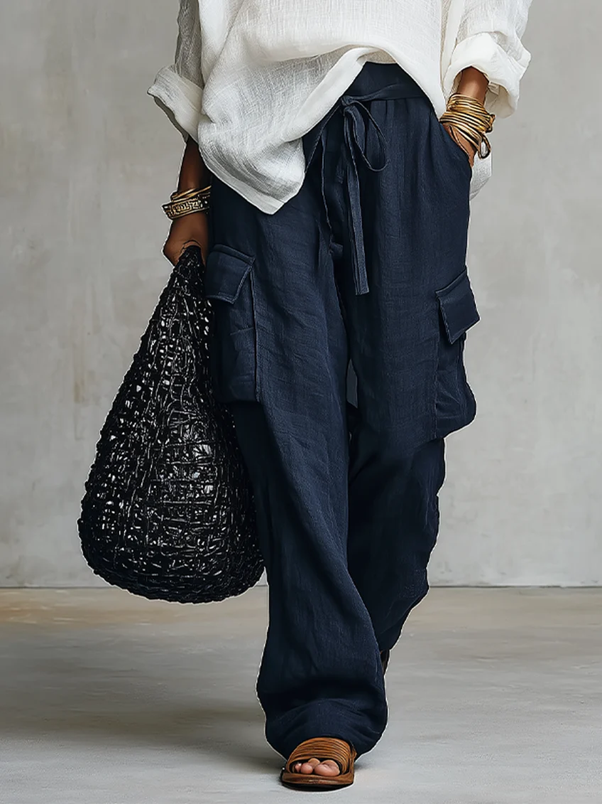 Conjunto de dos piezas: blusa blanca de lino con escote en pico y pantalón ancho azul marino
