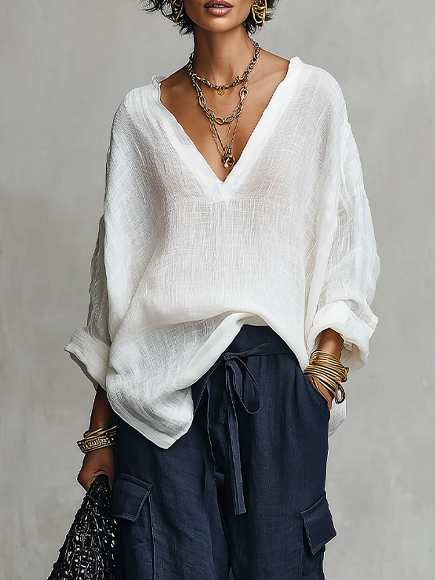 Conjunto de dos piezas: blusa blanca de lino con escote en pico y pantalón ancho azul marino