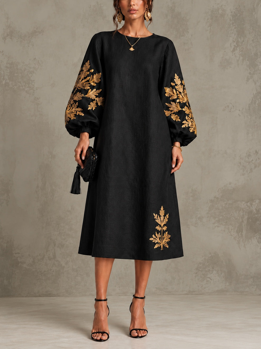 Vestido midi holgado negro con estampado dorado y mangas farol