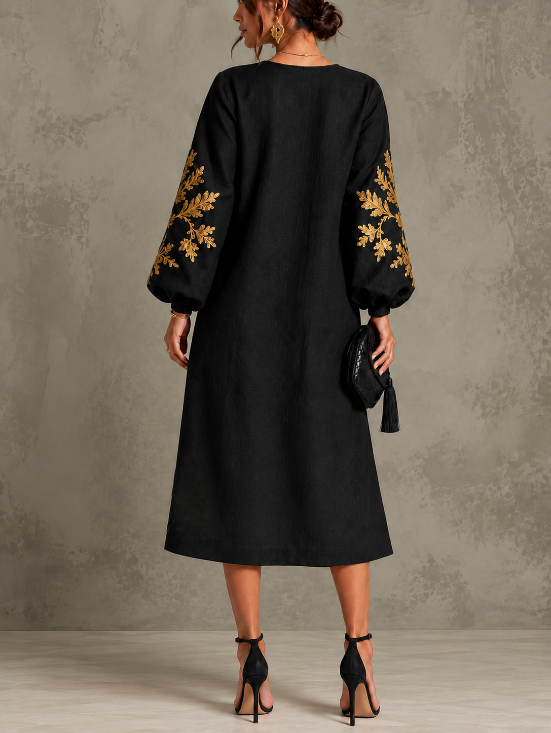 Vestido midi holgado negro con estampado dorado y mangas farol