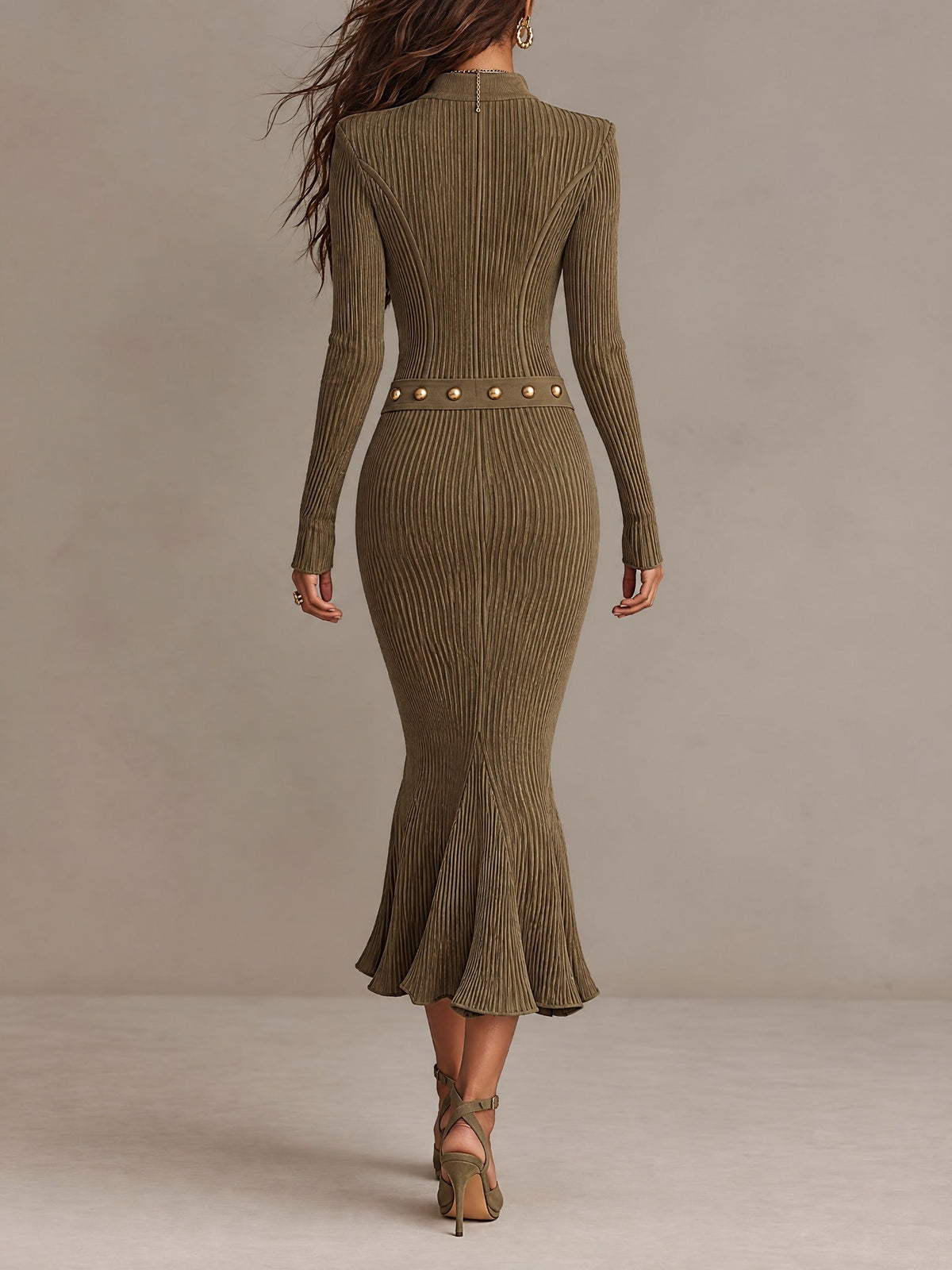 Vestido midi verde oliva acanalado con cremallera y tachuelas doradas