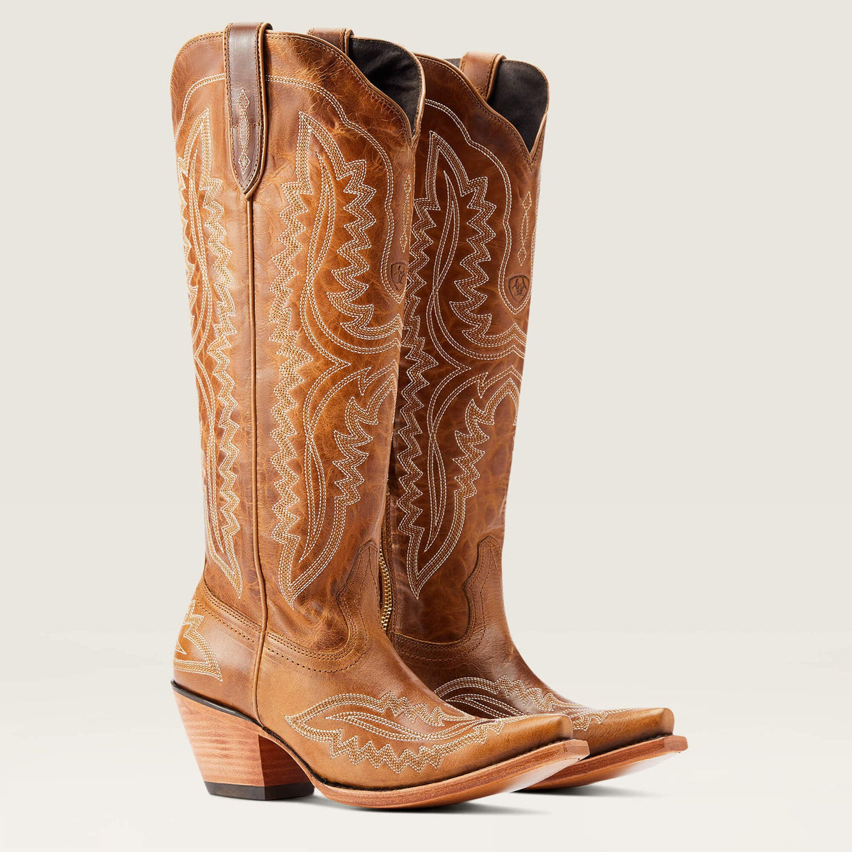Botas camperas bordadas de puntera en punta