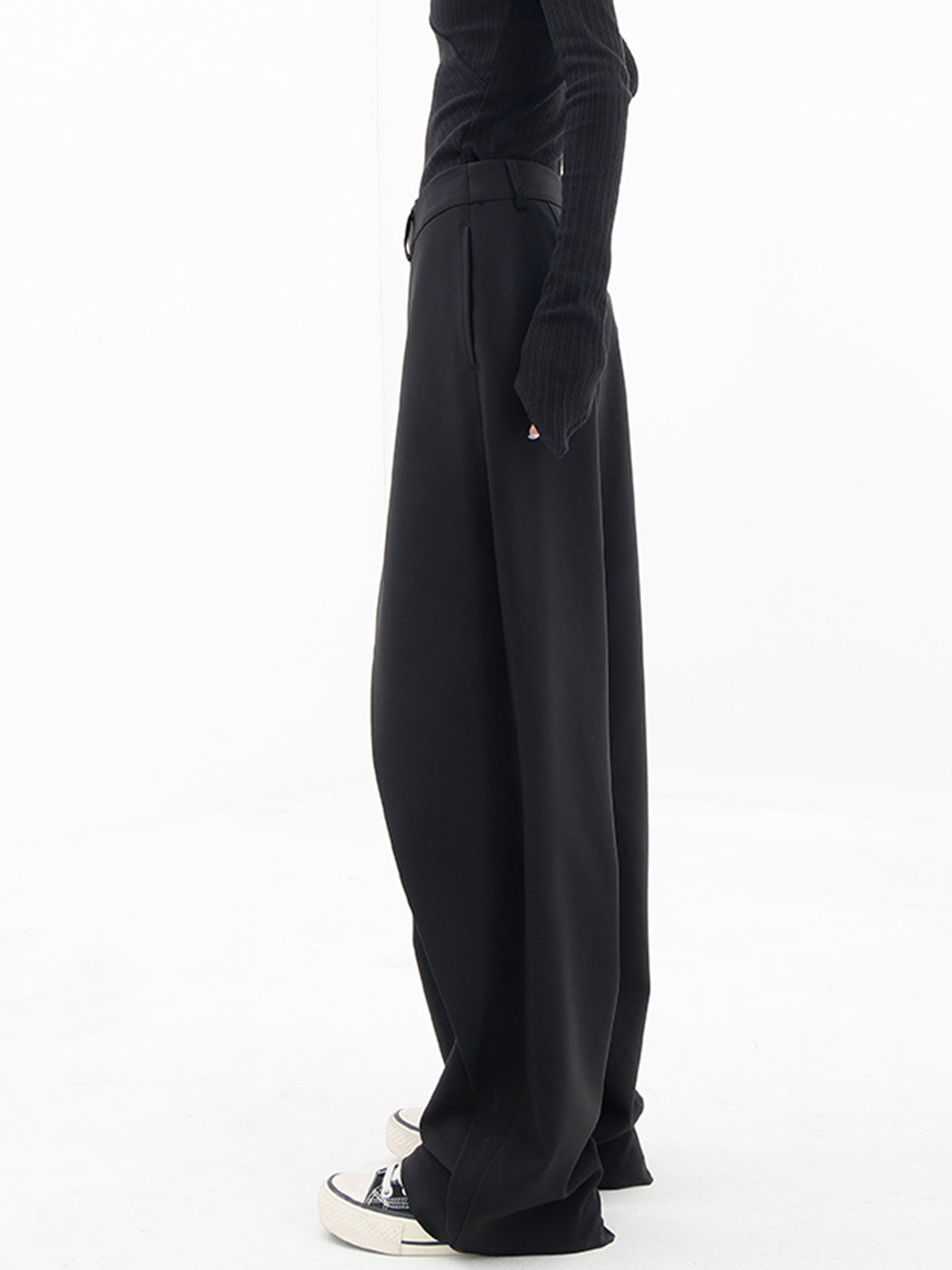 Pantalón ancho holgado asimétrico con capas y botones