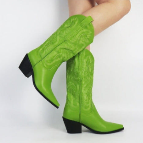 Botas camperas bordadas con tacón grueso y puntera en punta