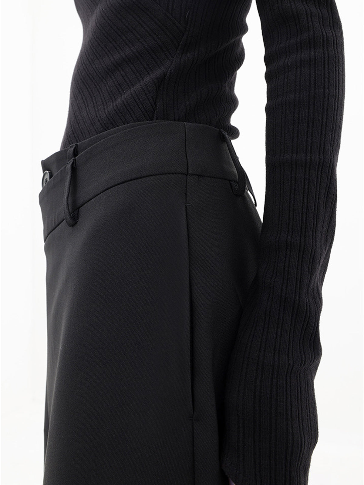 Pantalón ancho holgado asimétrico con capas y botones