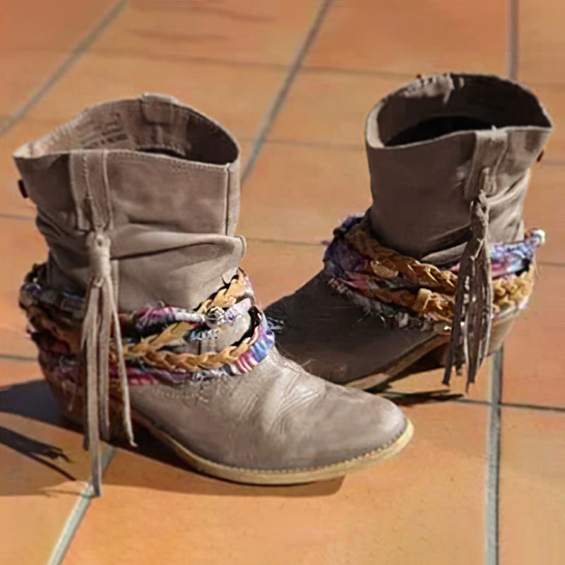 Botines camperos con flecos y estampado étnico