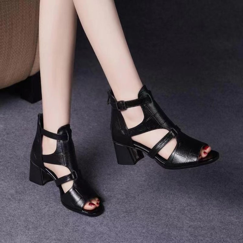 Botines vintage abiertos con calados y acabado efecto cocodrilo
