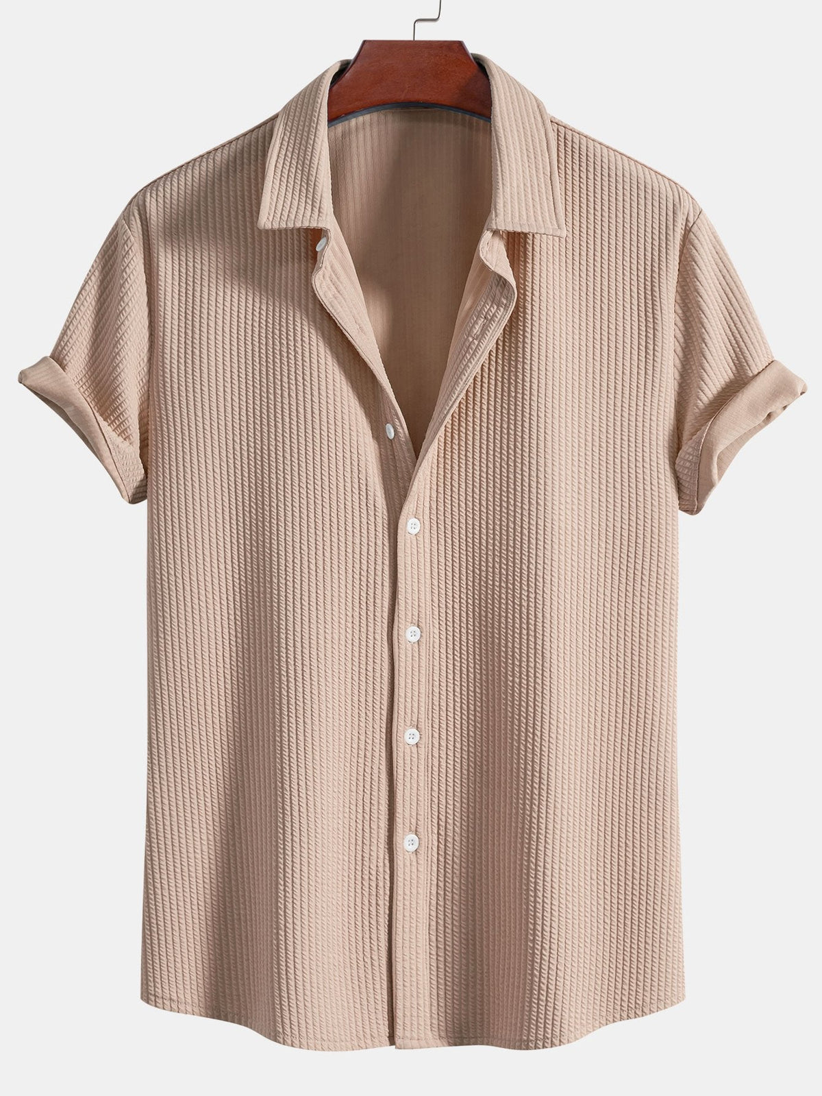 Camisa ajustada musculosa con botones y pantalones cortos