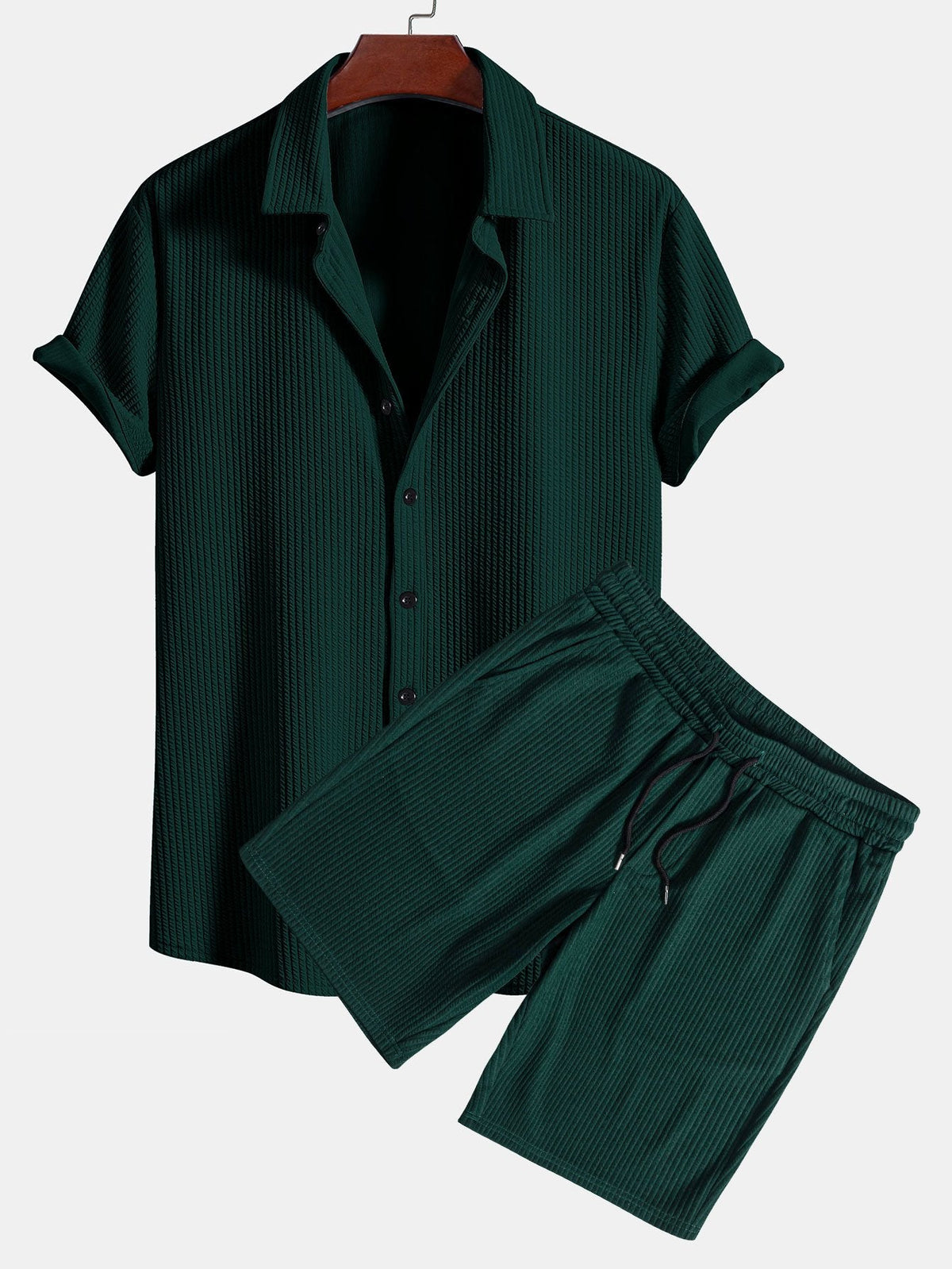 Camisa ajustada musculosa con botones y pantalones cortos