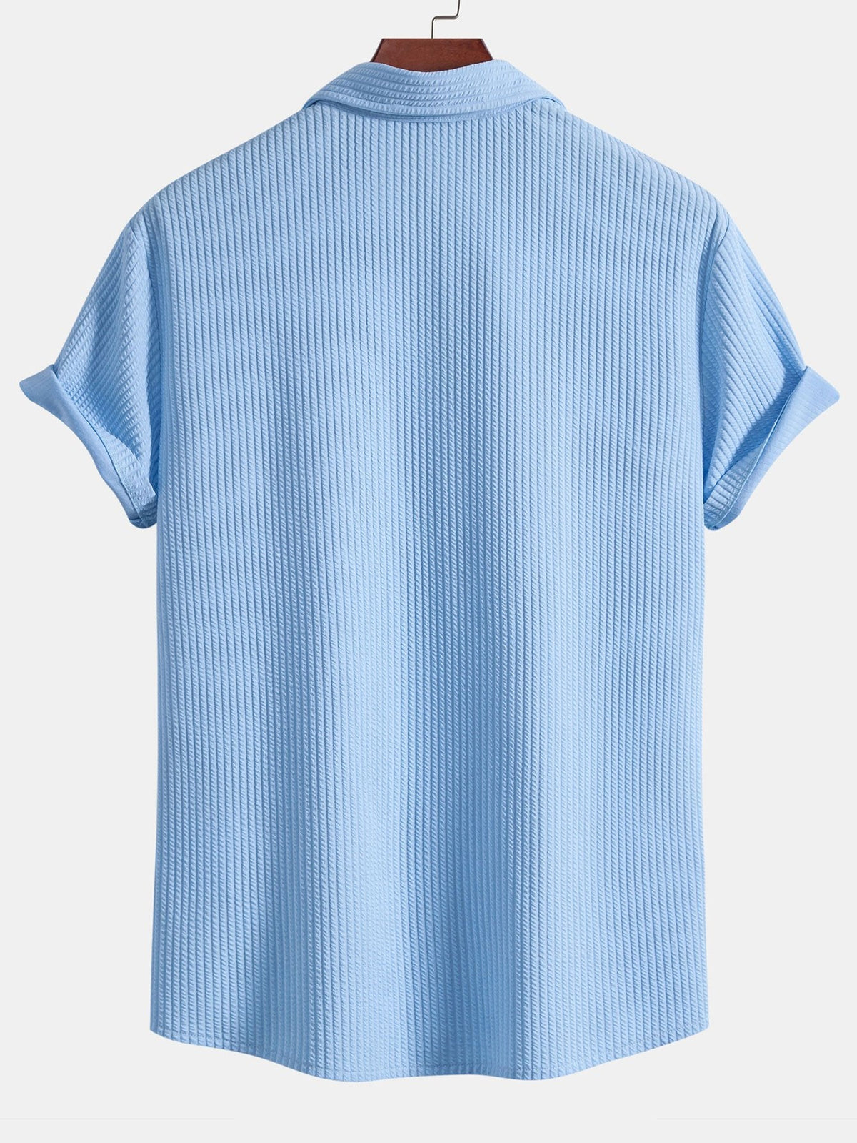 Camisa ajustada musculosa con botones y pantalones cortos