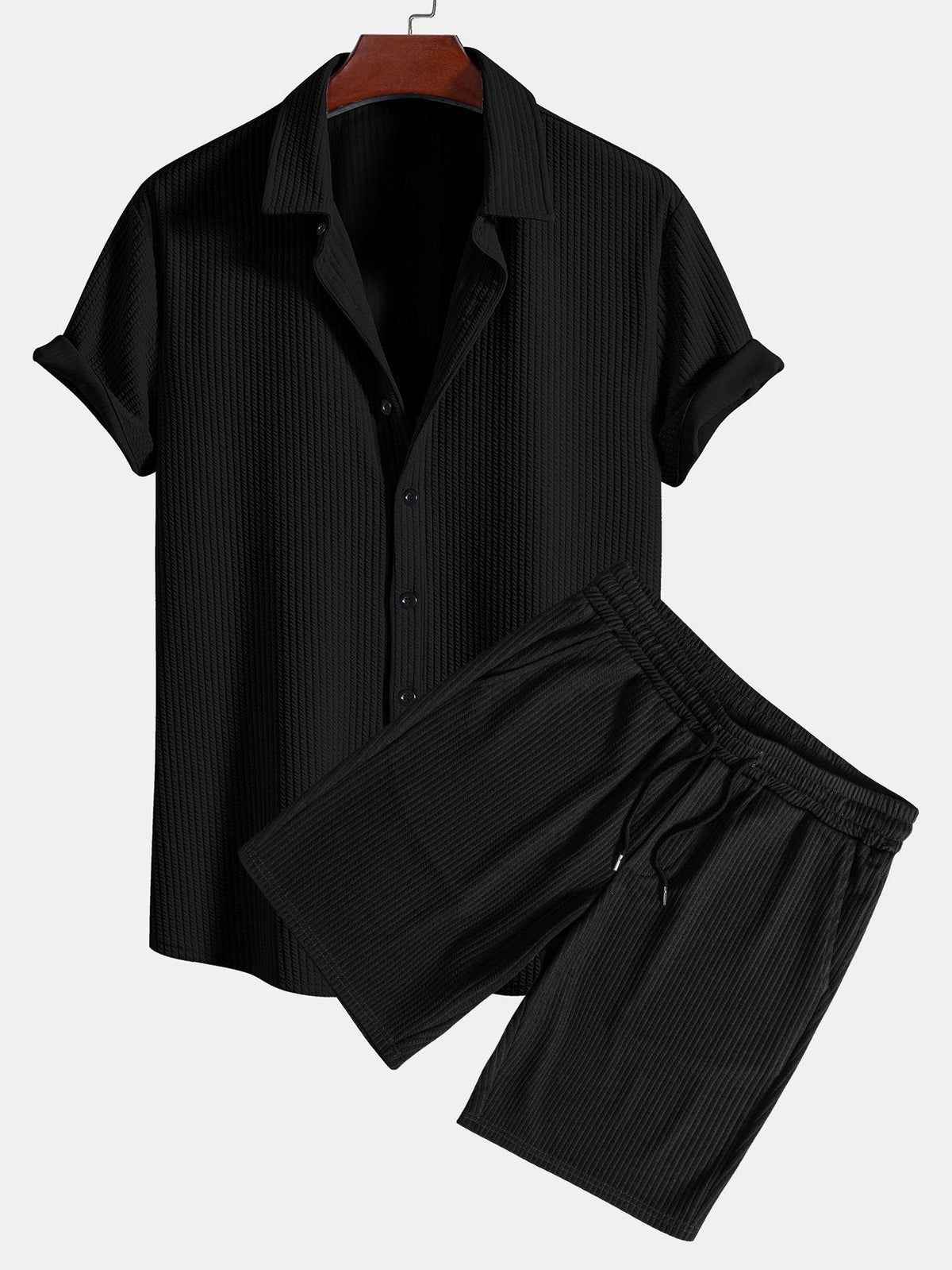Camisa ajustada musculosa con botones y pantalones cortos