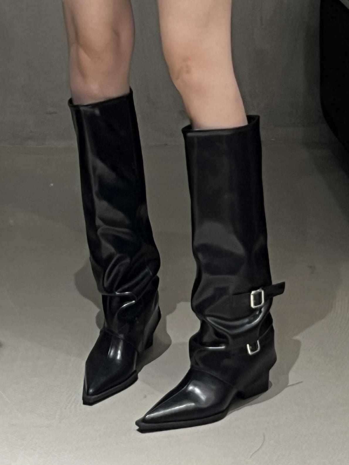 Botas altas con hebilla, puntera en punta y tacón grueso