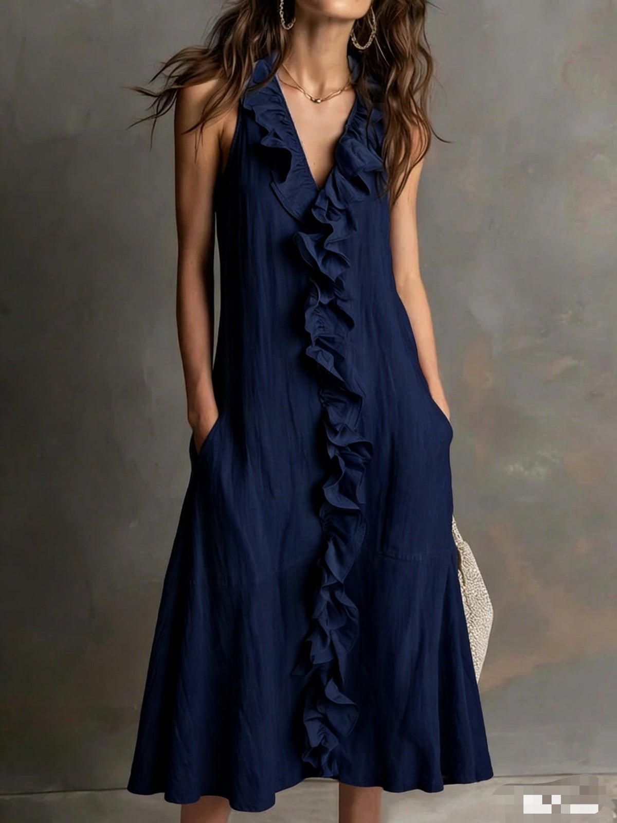 Vestido liso sin mangas con escote en pico y falda de vuelo con volantes