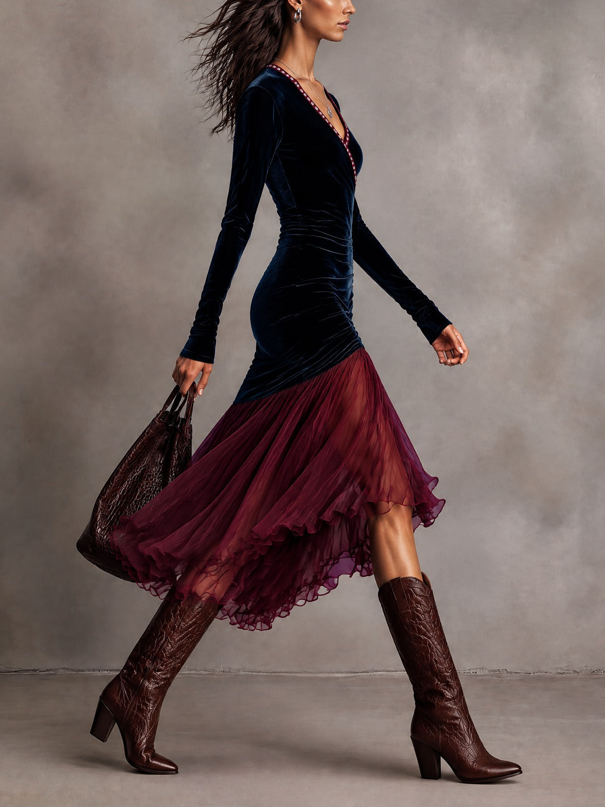 Vestido midi cruzado azul marino de terciopelo y gasa