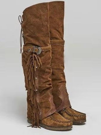 Botas planas sobre la rodilla con flecos y remaches