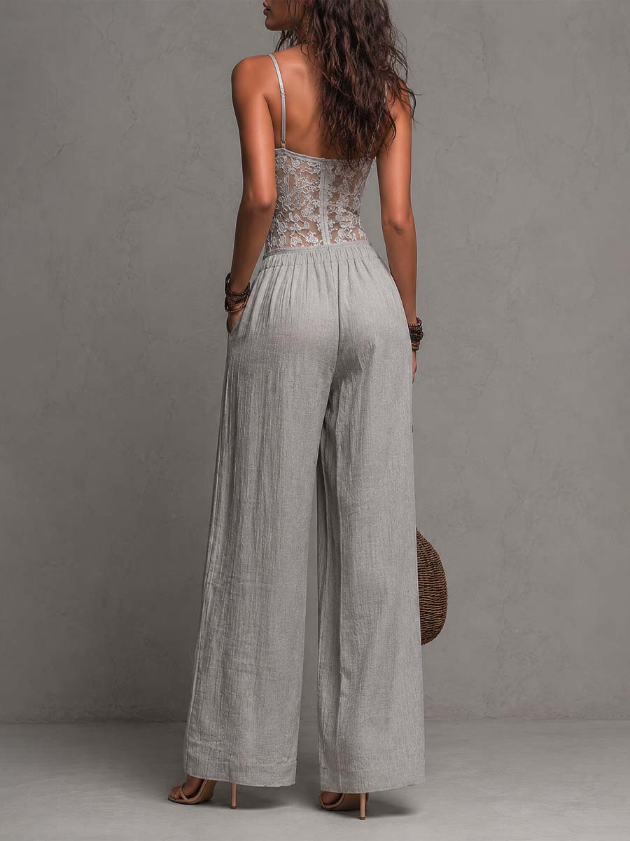 Mono bohemio gris con ribete de encaje y pliegues, pierna ancha
