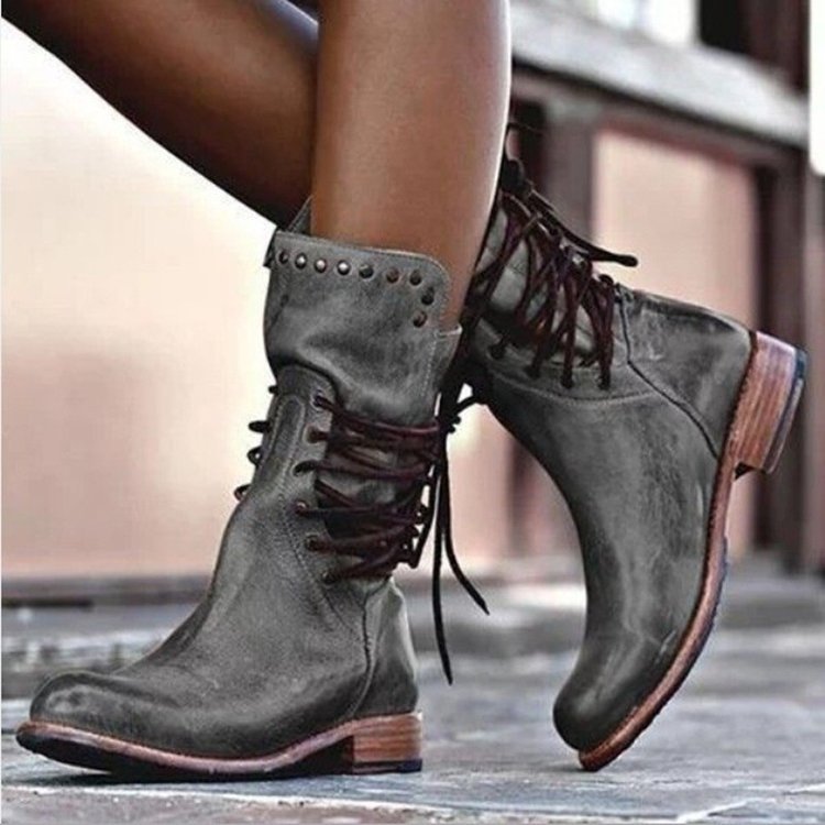 Botas de media caña con cordones y remaches estilo británico