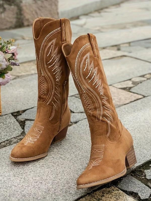 Botas estilo cigarrillo de tacón bajo