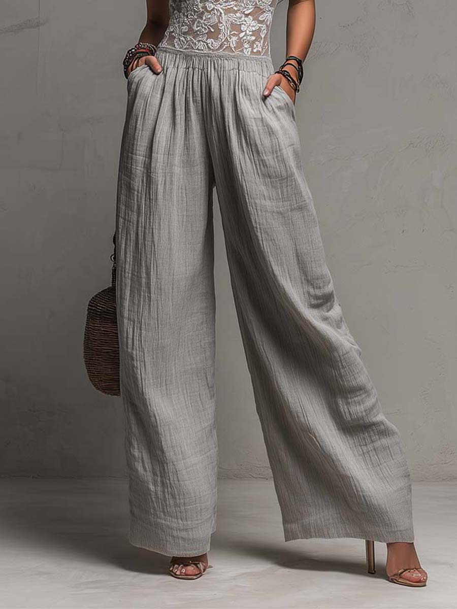 Mono bohemio gris con ribete de encaje y pliegues, pierna ancha