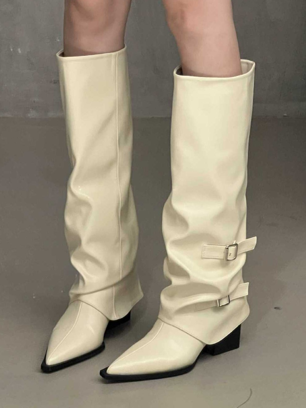Botas altas con hebilla, puntera en punta y tacón grueso