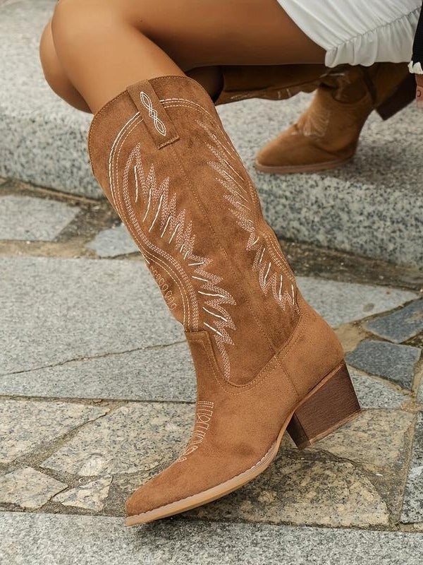 Botas estilo cigarrillo de tacón bajo