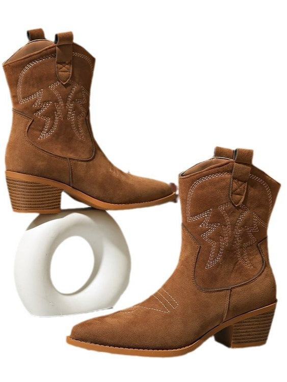 Botas de media caña bordadas con tacón ancho y puntera redonda