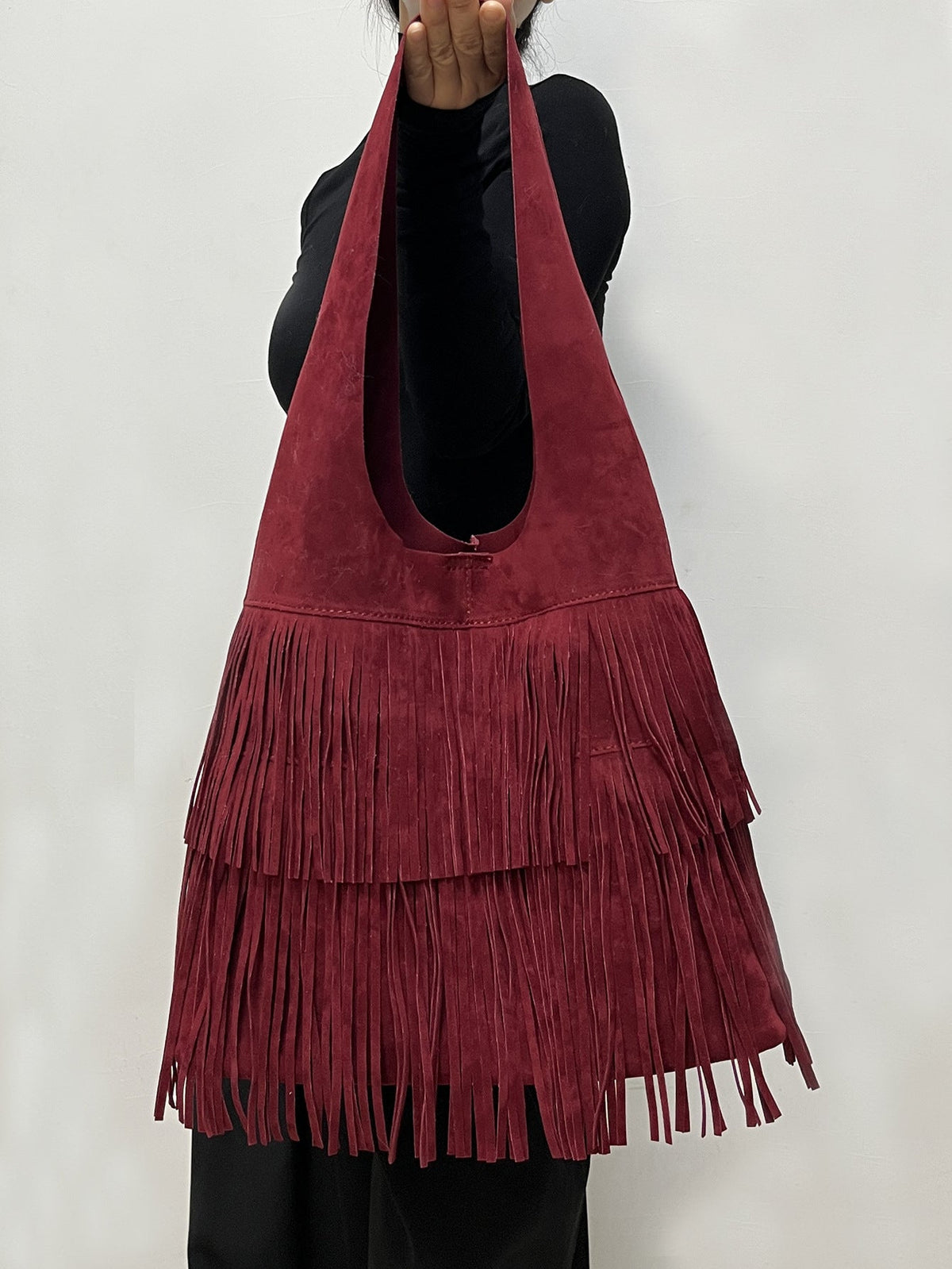 Bolso grande de ante color café con borlas
