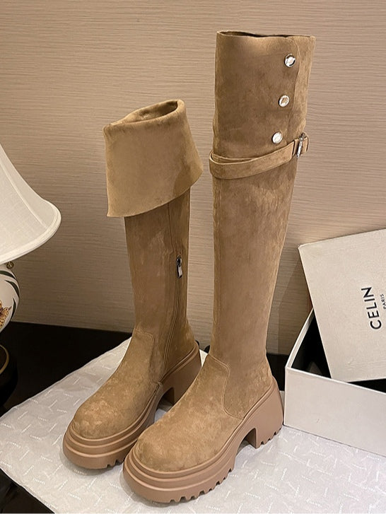 Botas marrones largas sobre la rodilla
