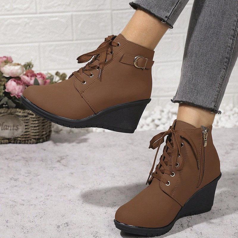 Botines con cuña, cordones y cremallera lateral