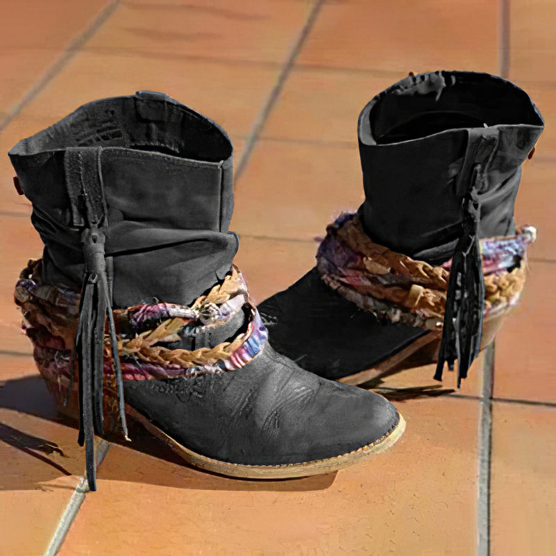 Botines camperos con flecos y estampado étnico