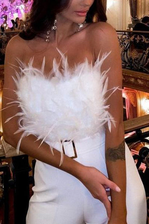 Mono ajustado con hombros descubiertos y plumas, sin mangas